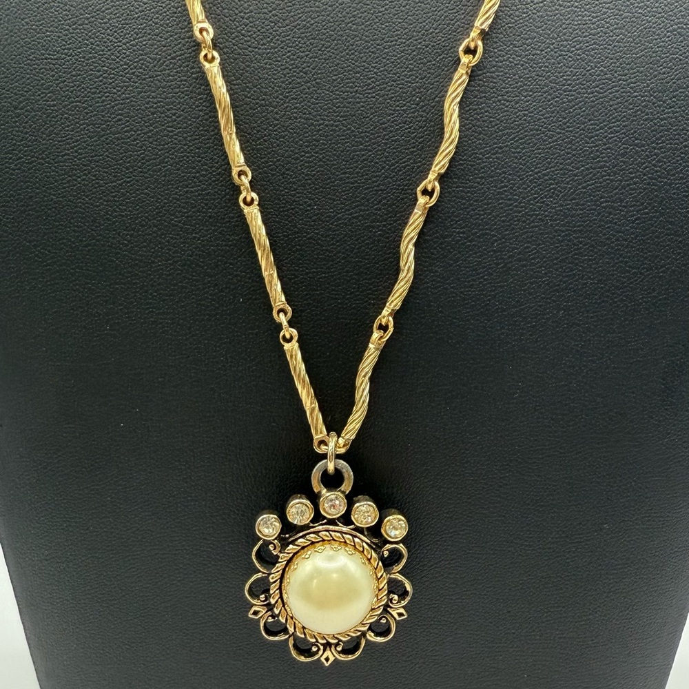 Vintage Faux Pearl Pendant Necklace | Gold Scalloped Frame Rope Chain - Picture 10 of 10